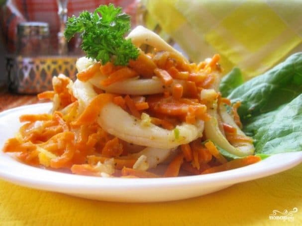 Squid stewed with onions and carrots