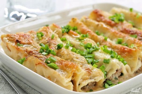 Cannelloni with chicken and mushrooms