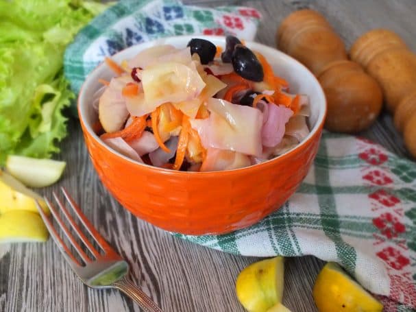 Cabbage with grapes and apples