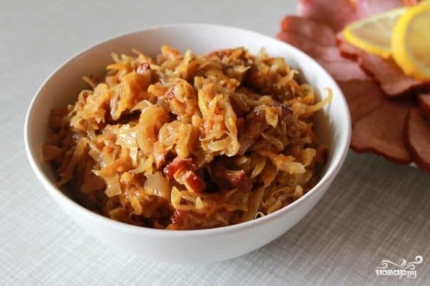 Cabbage stewed with pork ribs