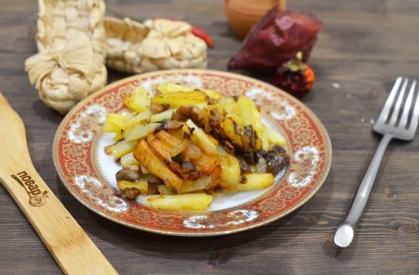Fried potatoes with mushrooms