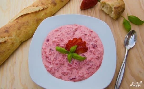 Strawberries with cream Ukrainian-style