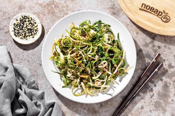 Korean-style green onion salad