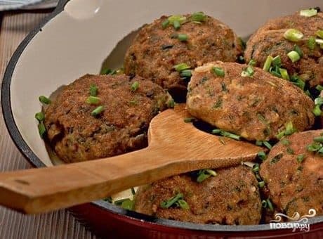Meatballs from minced meat in a steamer