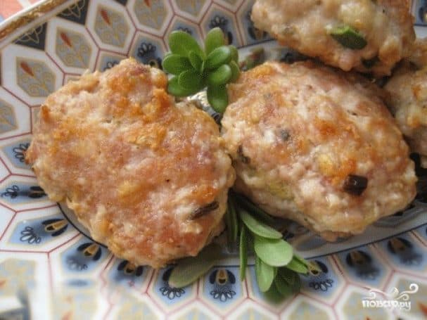 Chicken cutlets with garlic