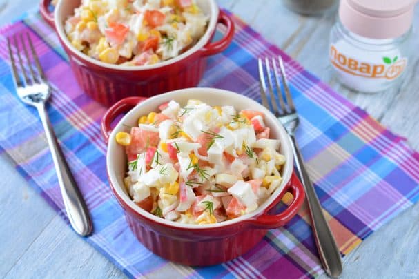 Crab salad with tomatoes and corn