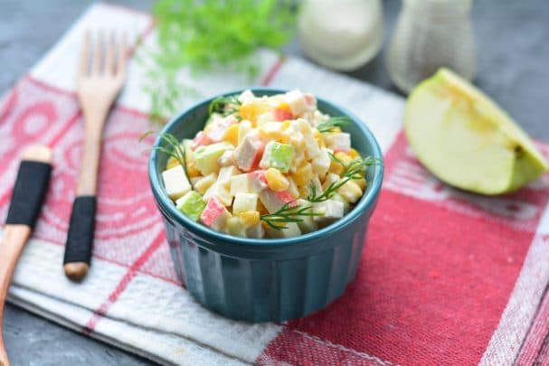 Крабавы салат з яблыкамі і кукурузай
