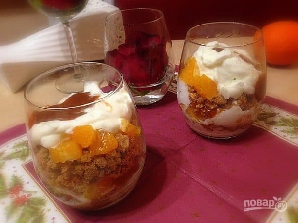 Крамбл со взбитыми сливками и соленой карамелью