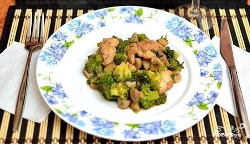 Курыца з брокалі і грыбамі