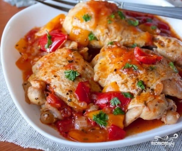 Chicken stewed with bell pepper