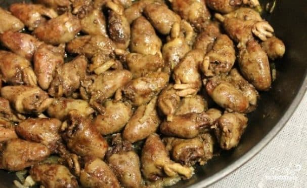 Куриные сердечки с луком
