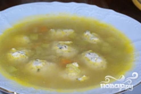 Курыны суп з цестачкамі, сельдэрэем і цукініямі