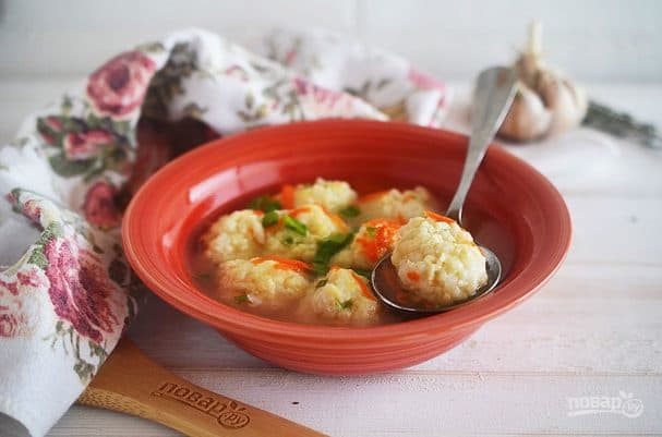 Курячий суп з рисово-сирними клецьками
