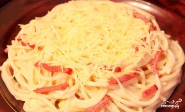Pasta with carbonara sauce