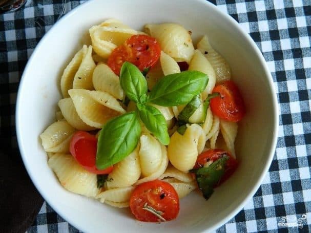 Pasta with garlic and tomatoes