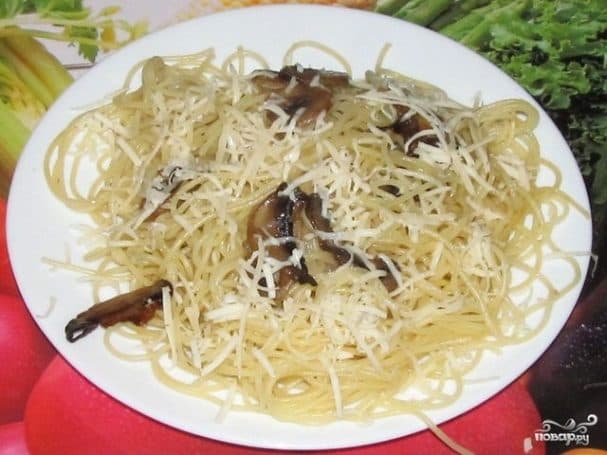 Макароны з грыбамі і сырам