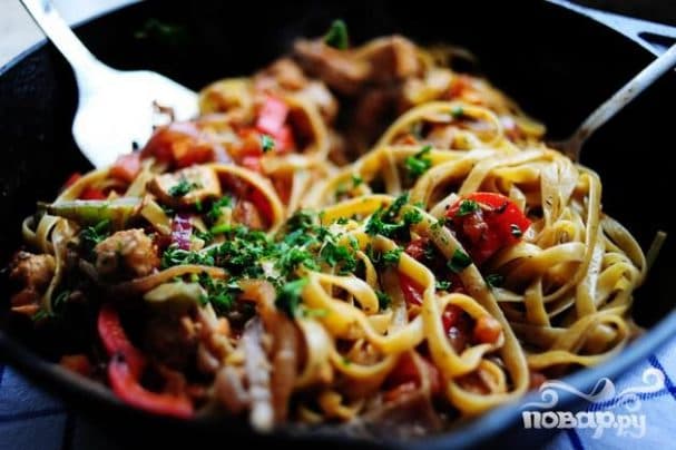 Pasta with chicken and vegetables