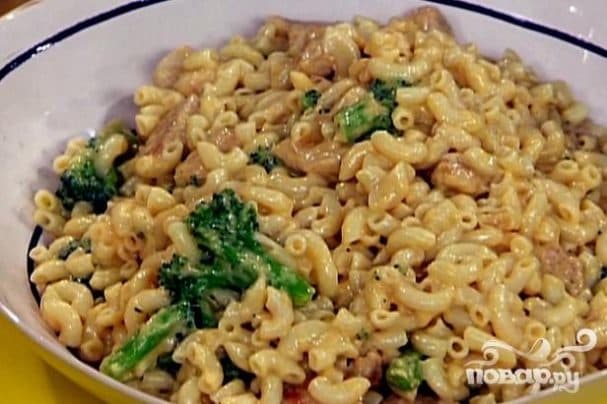 Pasta with chicken, cheese, and vegetables