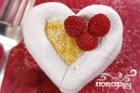 Heart-shaped meringues with fruit filling