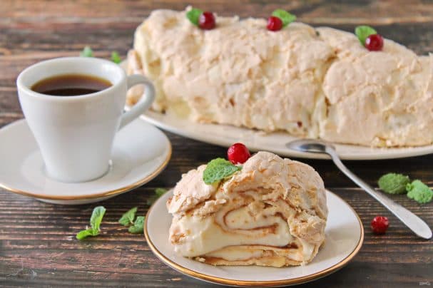 Безе рулет з вершкамі