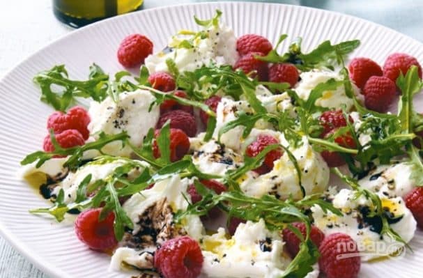 Mozzarella with raspberry (salad)