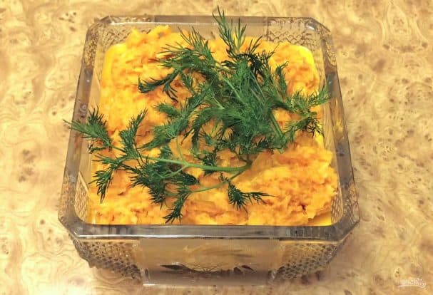 Марковачны салат з часныком, яблыкамі і майонэзам