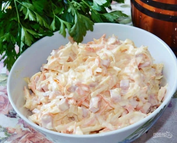 Carrot salad with apple, ham, and cheese