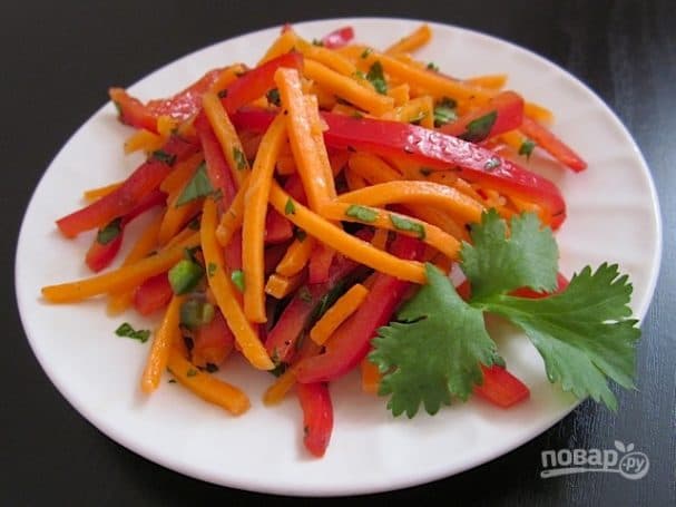 Carrot salad with sweet pepper
