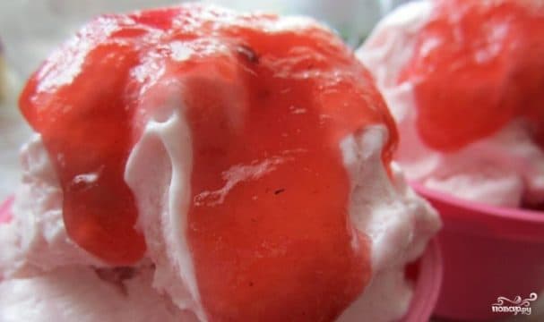 Ice cream with sauce