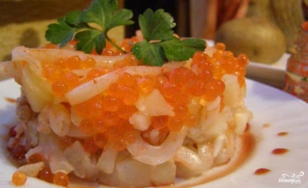 Sea salad with shrimp and red caviar