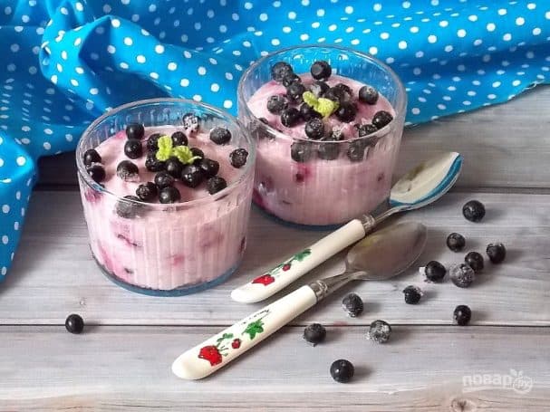 Berry and kefir mousse