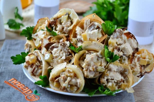 Мясны салат з блинчыкамі