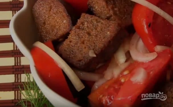 Very tasty summer salad with tomatoes and rye bread