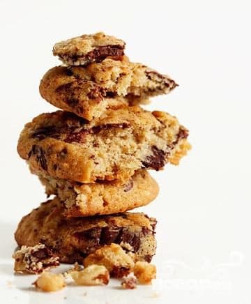 Walnut-banana cookies with chocolate