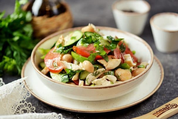 Vegetable salad with chicken and beans