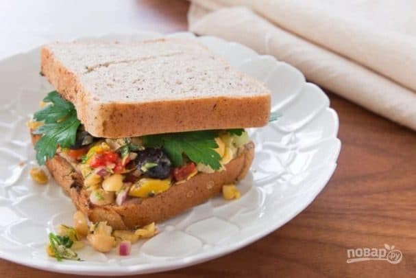Vegetable salad with chickpeas