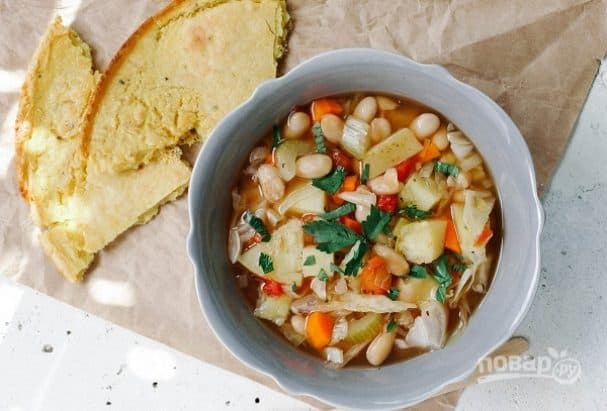 Vegetable soup with cabbage