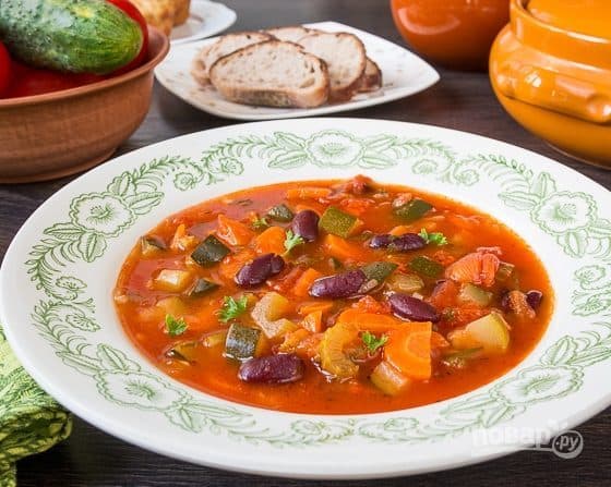 Vegetable soup with red beans