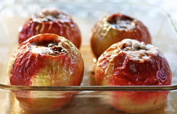 Baked apple in the oven