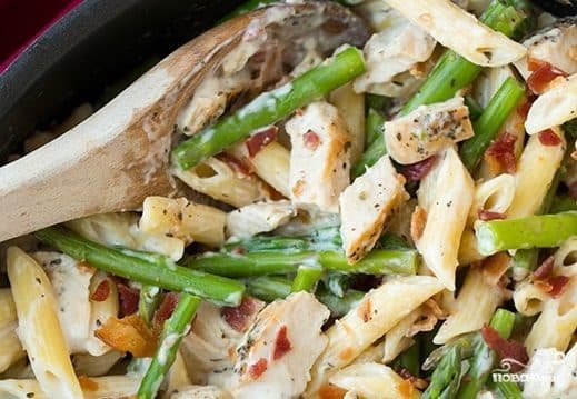 Penne with chicken and asparagus