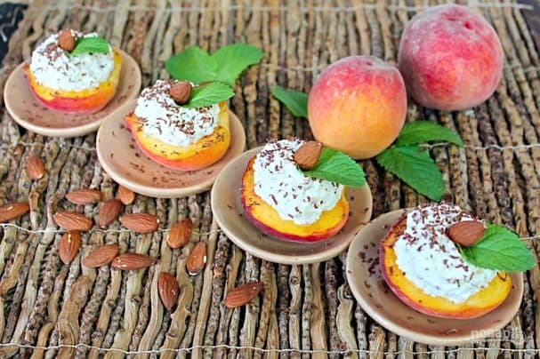 Stuffed peaches with cottage cheese and almonds