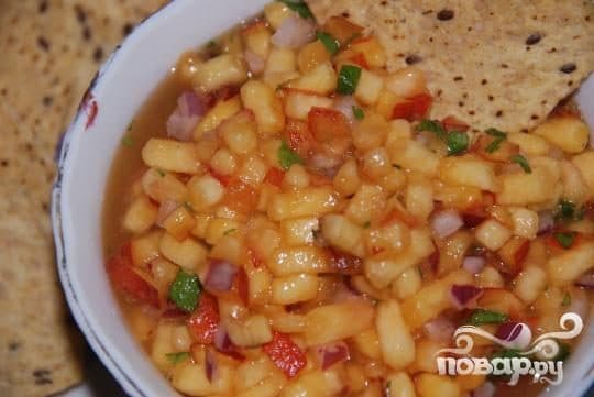 Персикова сальса з кінзою, м'ятою та імбирем