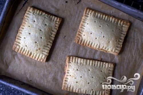 Pies with cinnamon and jam filling