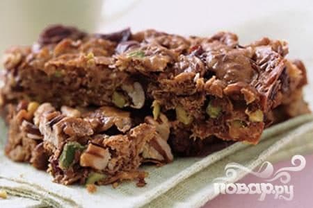 Пирожные с вишней, орехами и фисташками