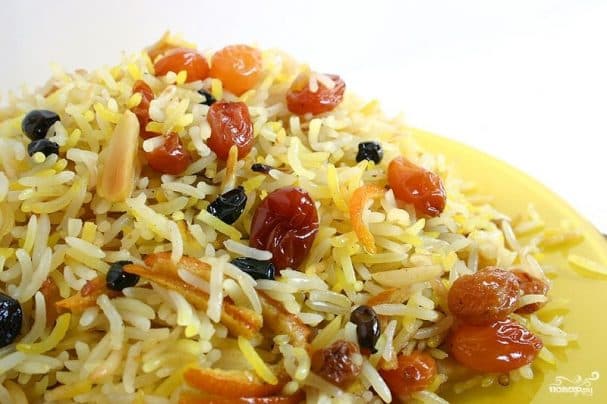 Pilaf with apricots and raisins
