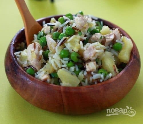 Порционный салат с курицей и ананасом