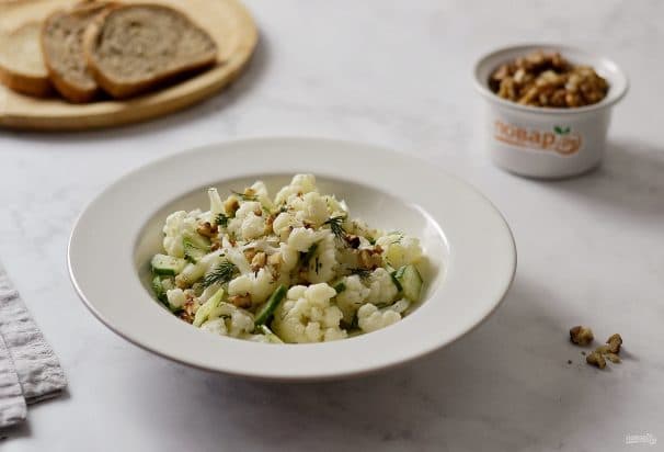Vegan salad with cauliflower