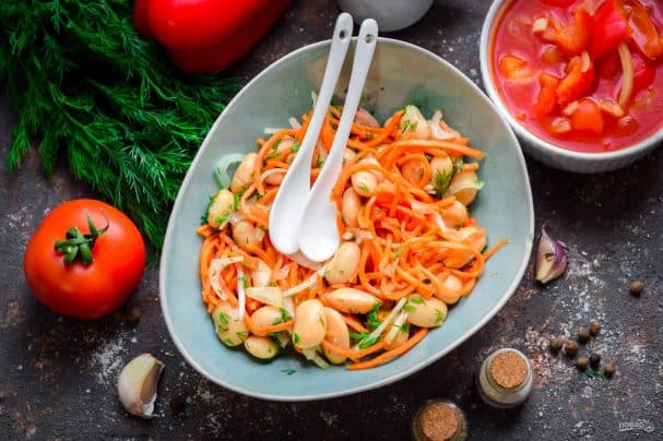 Vegan salad with beans and Korean carrots
