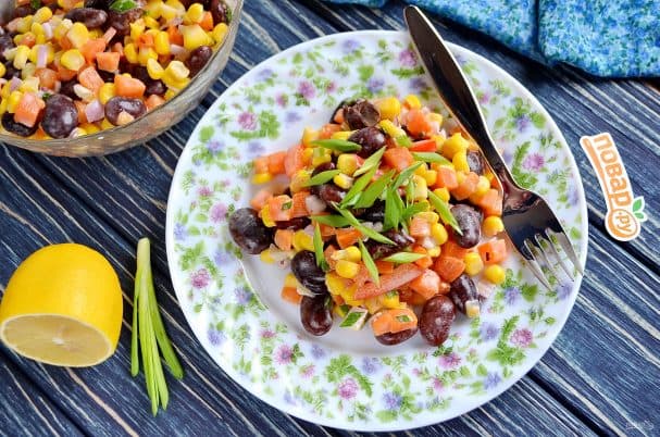 Постный салат с фасолью и кукурузой