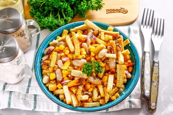 Пастны салат з бабовай і сухарыкамі